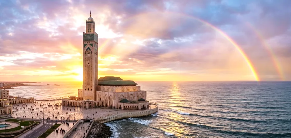 Le faisceau laser de la Mosquée Hassan II traversant le ciel nocturne